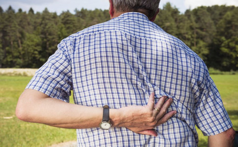 老年人腿抽筋是怎么回事？该如何治疗？