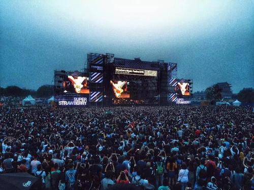 北京草莓回归 游客骷髅造型吸睛