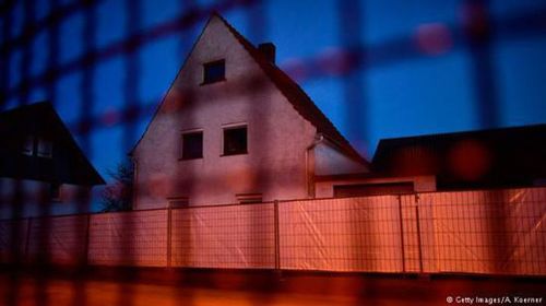 调查员在凶手住所收集证据（图片来源：德国之声电台网站）