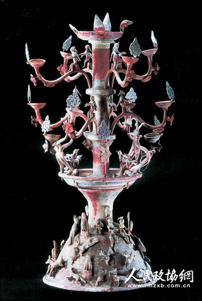 东汉陶质彩绘百花灯，1972年出土于洛阳涧西七里河汉墓，现藏于洛阳博物馆。