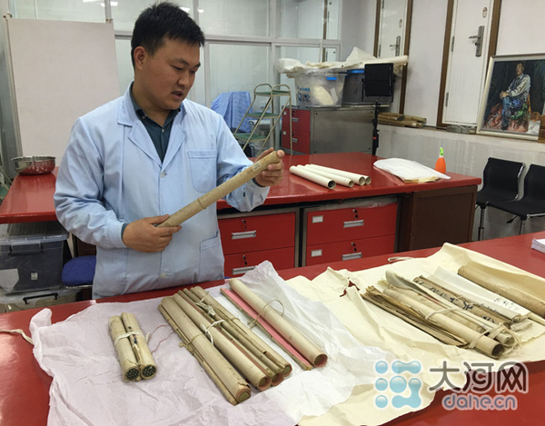 新青年之给古字画“洗澡”的“80后”：每日都如履薄冰