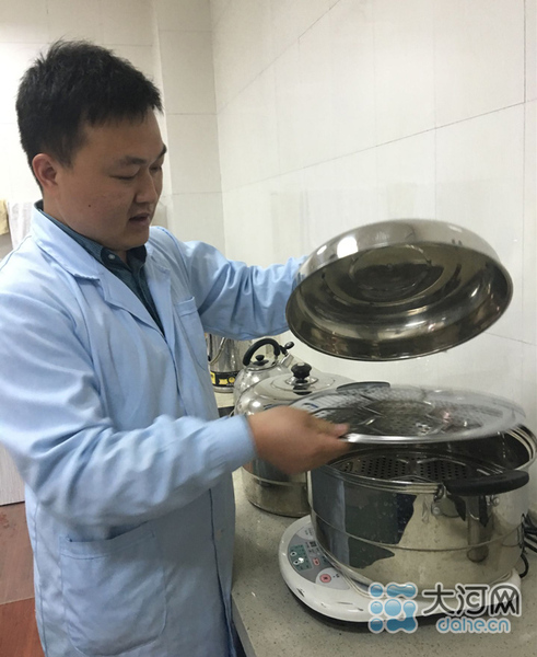 新青年之给古字画“洗澡”的“80后”：每日都如履薄冰