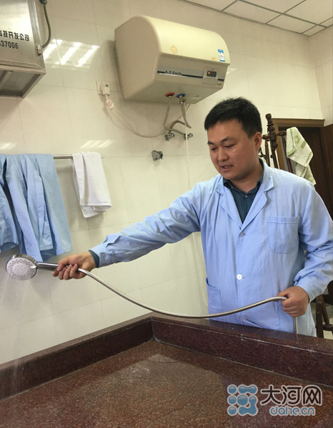 新青年之给古字画“洗澡”的“80后”：每日都如履薄冰