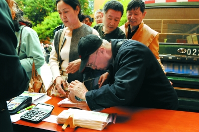 邮迷排长队六张邮票迎立夏