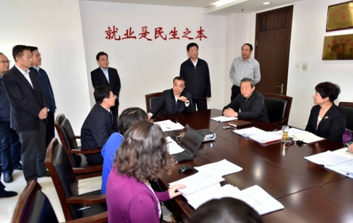这是李克强在就业促进司会议室与正在会商农民工就业形势的工作人员展开讨论