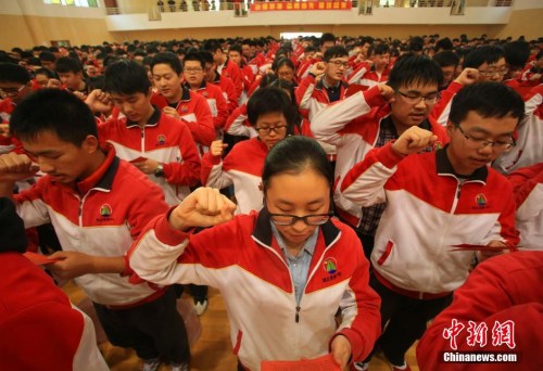 资料图：2016年2月29日下午，湖北省宜昌市夷陵中学召开高考誓师大会，该校高三近1000名师生在大会上发表“战斗宣言”，为高考最后100天努力奋斗。 李风 摄