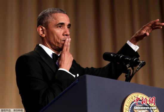 当地时间5月1日，美国总统奥巴马在他最后一次的白宫记者协会晚宴上，再一次段子手上身，不但挑衅各大媒体，对希拉里、特朗普等正激烈竞争总统宝座的候选人们也少不了通通黑了个遍。最后他当然不忘自黑，以致敬退役篮球选手科比的方式扔掉麦克风，说出“Obama Out”，随后大步流星的走下舞台。