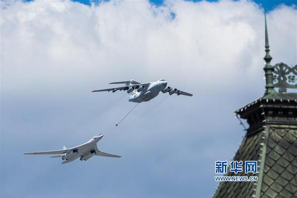 5月7日，在俄罗斯首都莫斯科，伊尔-78空中加油机(上)和图-160战略轰炸机（下）飞过红场上空。当天，莫斯科红场举行胜利日阅兵式彩排，完整演练9日阅兵全过程。5月9日是俄罗斯卫国战争胜利日，莫斯科红场阅兵仪式是当天的主要庆?；疃?。新华社记者白雪骐摄