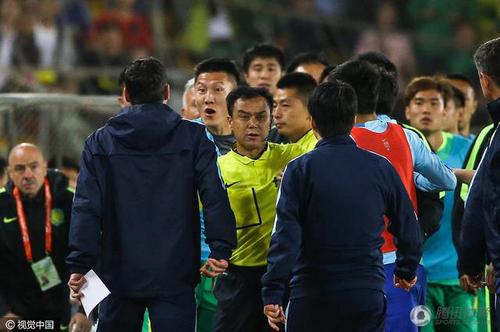 国安掉入降级区 球迷发泄不满赛后围堵俱乐部