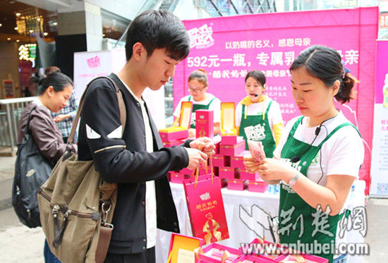 市民王先生表示，可以接受用“天价玫瑰”来表达爱情，用“天价奶嘴饮料”来传递对母亲的感恩之情也是合情合理的。