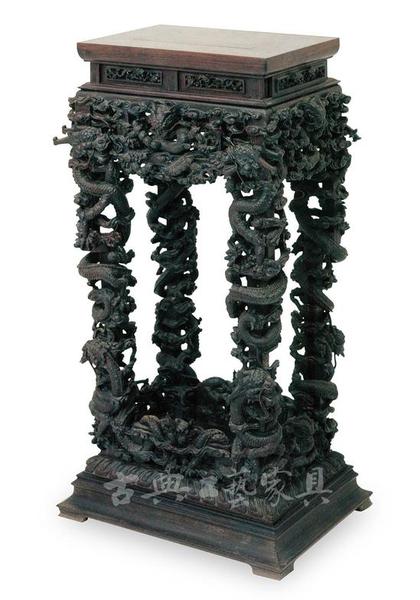 图3-1 紫檀透雕云龙纹香几（故宫博物院藏）