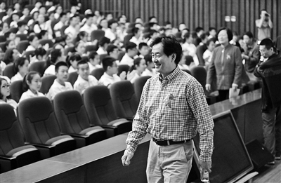 濮存昕为学生们授课