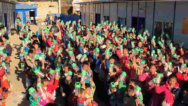 云南鲁甸，孩子们拿到太阳能灯之后，欢呼起来。