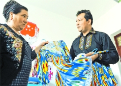 4月9日，努尔买买提在服装厂订做100套服装，准备在“六一”儿童节送给贫困家庭的孩子。