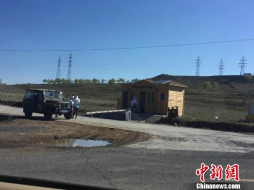 “草原天路”一验票口处，工作人员设卡验票。　李铁锤 摄