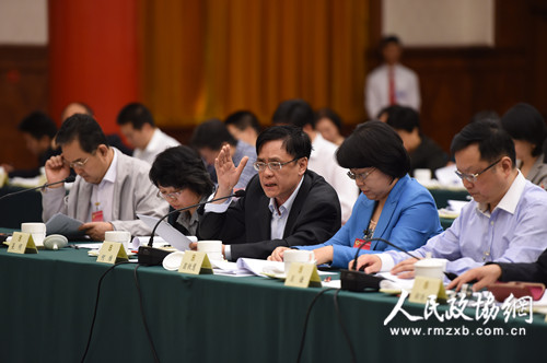 何维委员在会上发言本报记者 姜贵东 摄 何维委员在会上发言本报记者 姜贵东 摄