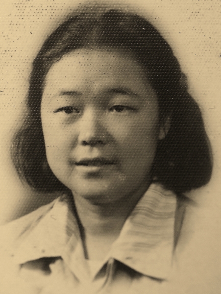 图为顾久的母亲年轻时照片。顾久是全国政协委员，曾任贵州省人大常委会原副主任，现任贵州省文联主席、省文史馆馆长。