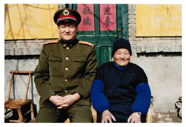 图为黄国柱和外婆合影?；乒侨?，曾任解放军报社社长，少将军衔。著有评论集《苍凉的历史》、《圣土并不遥远》等。《苍凉的历史》获全国第三届当代文学优秀研究成果表彰奖，《圣土并不遥远》获解放军第三届文艺奖。