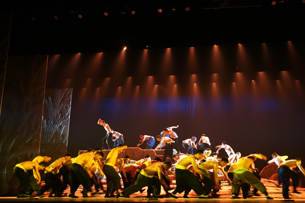 西安外事学院学生排演的现场。 （本组图片由西安外事学院提供）