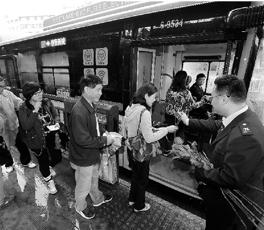 和平广场公交站