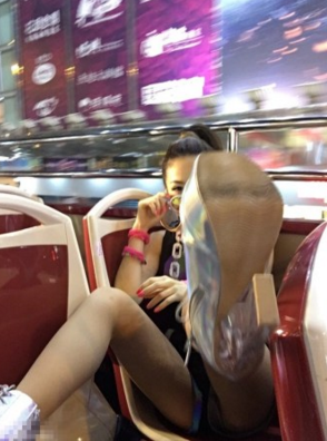 10日，邓紫棋坐双层公交开工，她衣着清凉酷劲十足，更直接开腿大秀性感，热裤太短险些露底