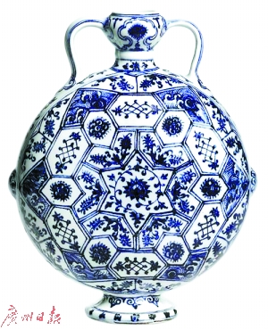 苏富比香港“琵金顿”专场拍卖拔得头筹的“明永乐青花花卉锦纹如意耳扁壶”