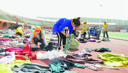 晾晒衣物铺满跑