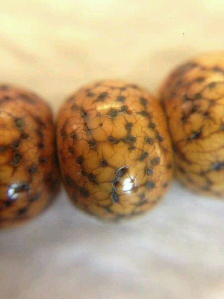 二，做旧赝品，市场大量 ，纹如刀切，贯穿珠体，包浆色泽暗淡， 完全无神