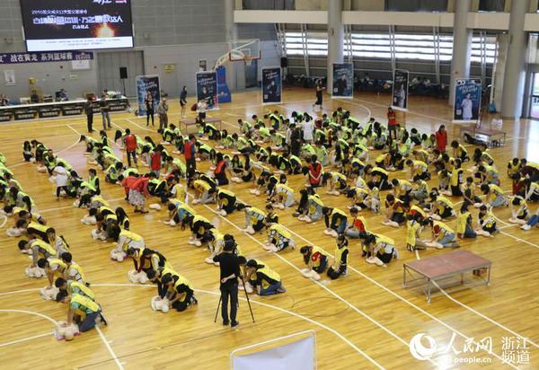 现场志愿者学习急救知识。