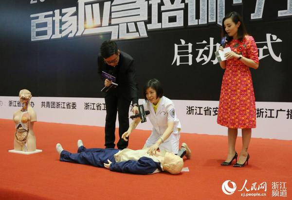 医生鲁美丽演示心肺复苏急救法。