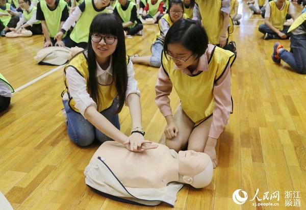 G20志愿者现场学习心肺复苏急救法。