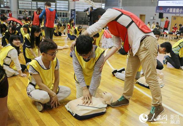 G20志愿者现场学习急救知识。