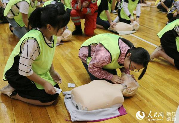 G20志愿者现场学习人工呼吸急救知识。
