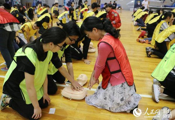 急救达人现场教授急救知识。