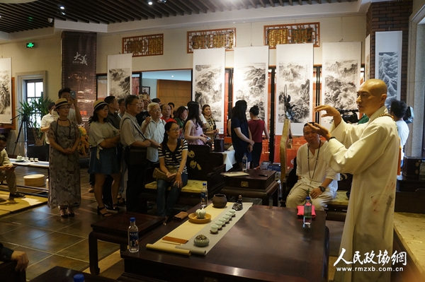 5月8日，在“禅意?山水”康明义水墨山水作品展上，国内资深影视导演海云法师向在场嘉宾阐释“山水禅意”。