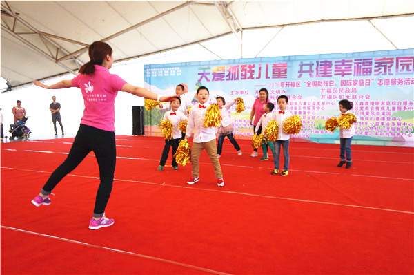 残疾儿童在老师的指导下带来舞蹈《加油歌》。