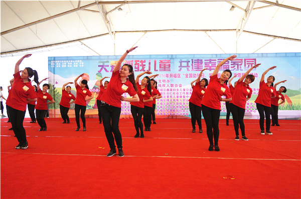 助残志愿者带来舞蹈表演《我相信》。