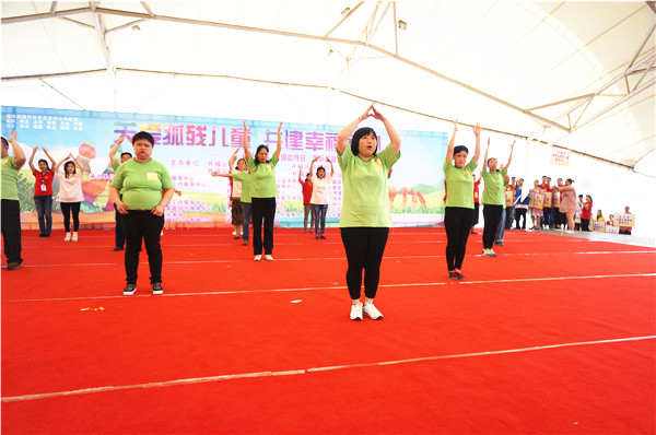 残疾朋友带来手语舞《感恩的心》。