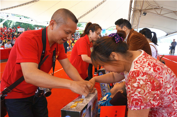 领导为10位残疾家庭送上慰问金后，开福区的助残公益机构为残疾孩子送来了玩具和生活用品。