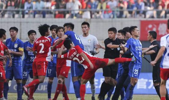 武汉宏兴围殴事件:拿板凳当武器 还抢记者手机