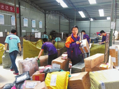 　王小敏在分拣快递。盛捷