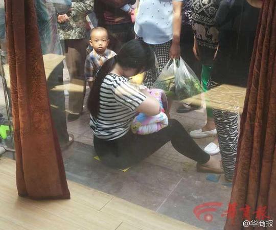 26岁女子街头为弃婴哺乳 被赞“最美妈妈”