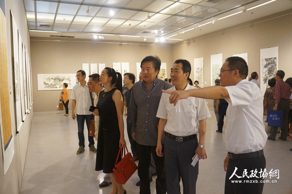 揭牌仪式结束后，嘉宾步入首届艺术精品展厅欣赏作品。