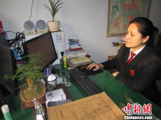 图为刘彦在网上办案?！±钪矣?摄