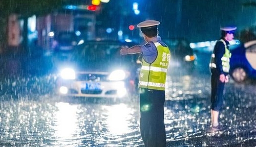 交警暴雨中指挥交通