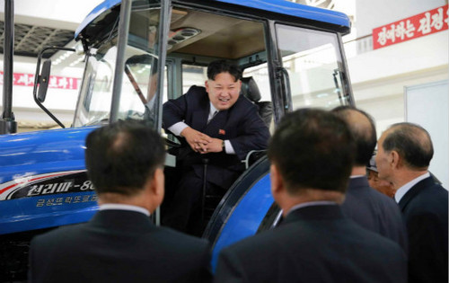 亲自开农耕机械车辆