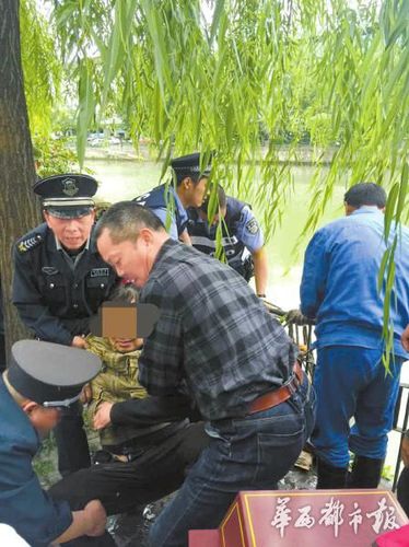 警民合力救起落水大爷。