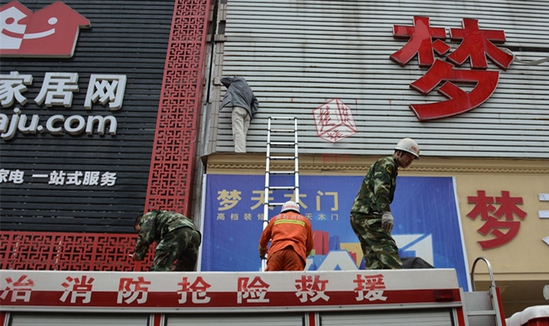 男子与妻子吵架跳楼 幸好被广告牌挂住捡回一命