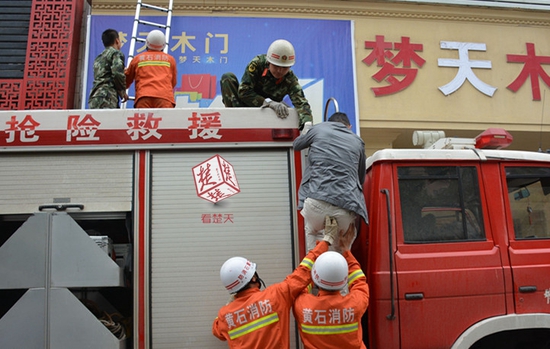 男子与妻子吵架跳楼 幸好被广告牌挂住捡回一命