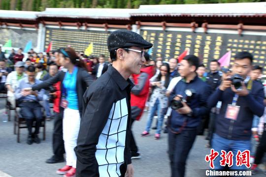 巩汉林出席捐赠仪式　王中举　摄